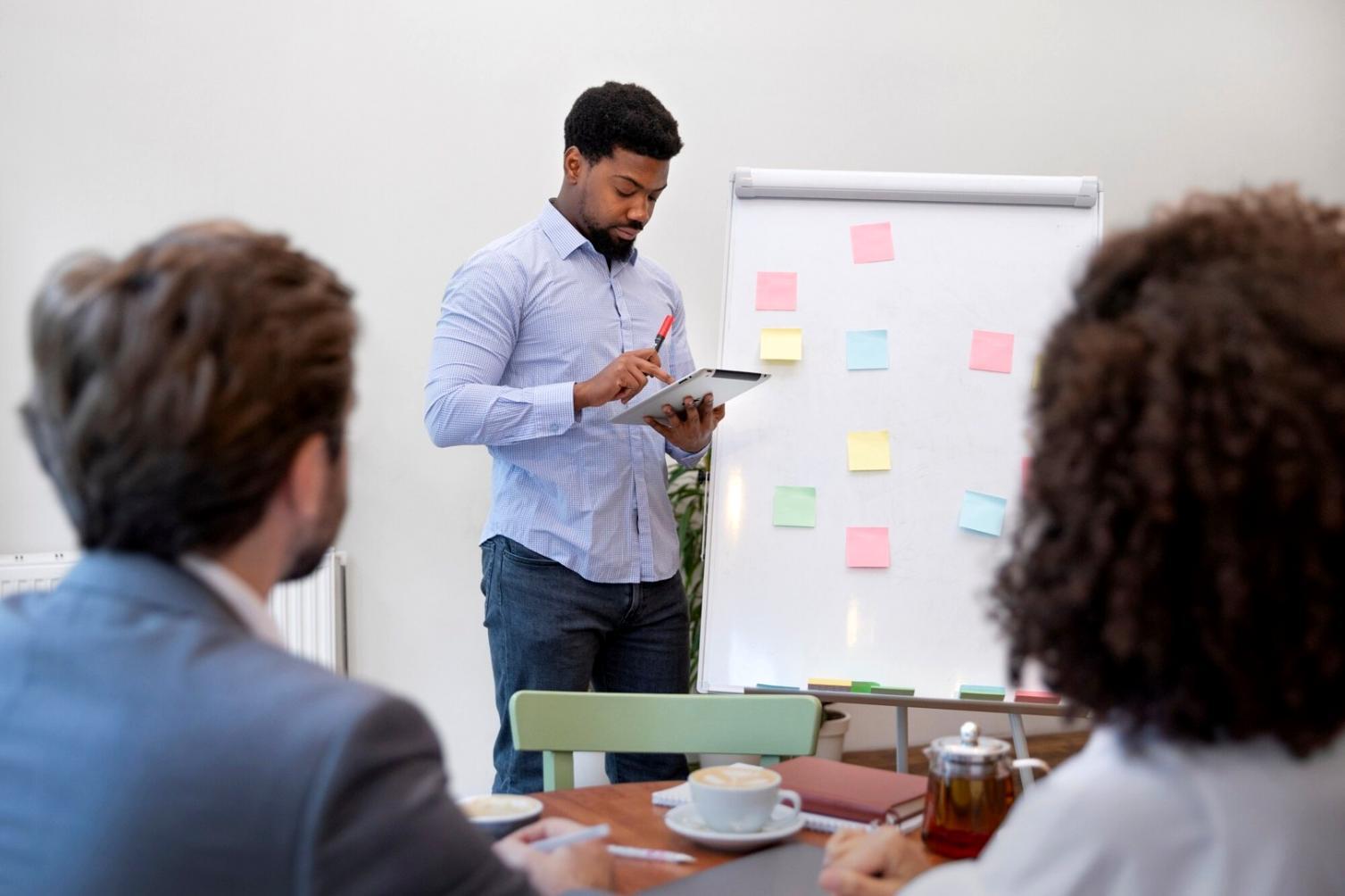 Equipo trabajando en estrategias financieras personalizadas