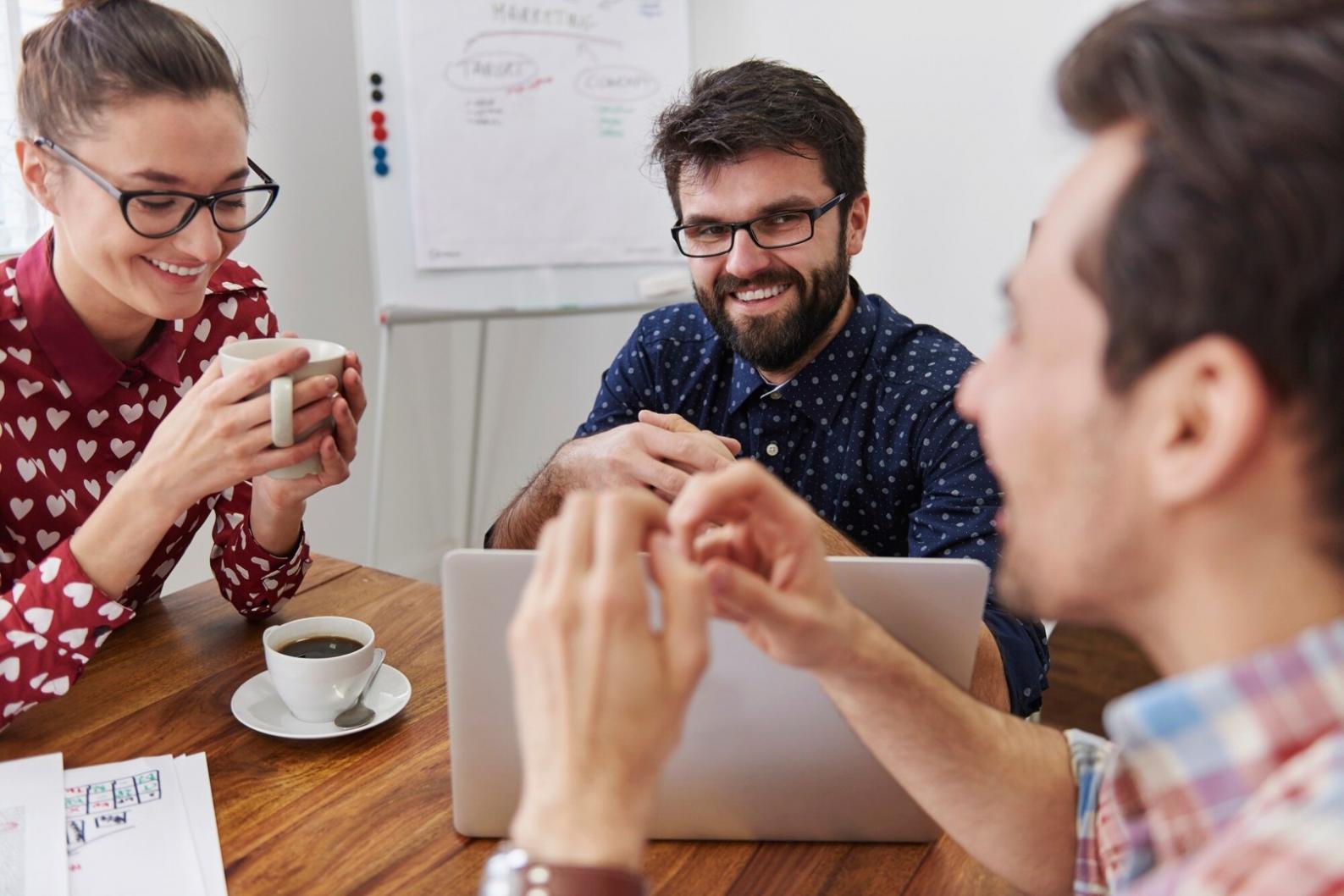 Equipo de trabajo colaborando en análisis financiero